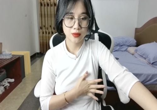 Ele se recusou a deixar Hoang Chau como penetrar para tirar fotos para o topo