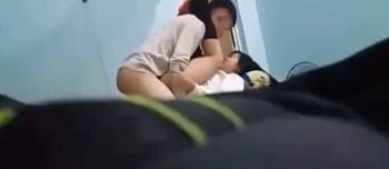 Irmãs pressionando um ao outro por felicidade