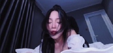 Khanh Binh chamou seu marido para assistir a um clipe de selfie