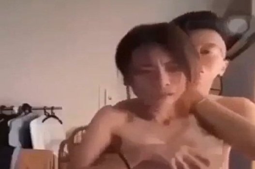 Vanna Bardot espalhou -se com um cachorro grande no filme Full HD